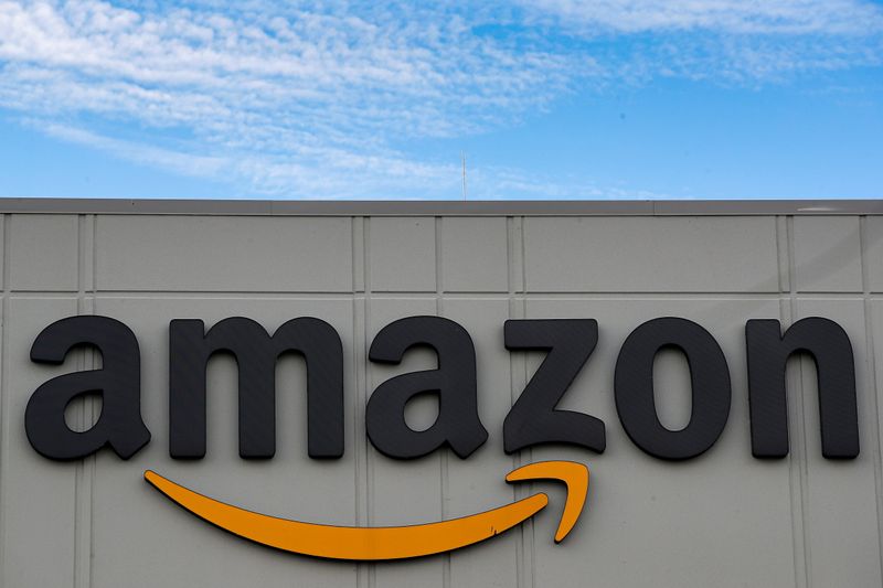 &copy; Reuters. El logotipo de Amazon en su centro de distribución JFK8 en Staten Island, Nueva York