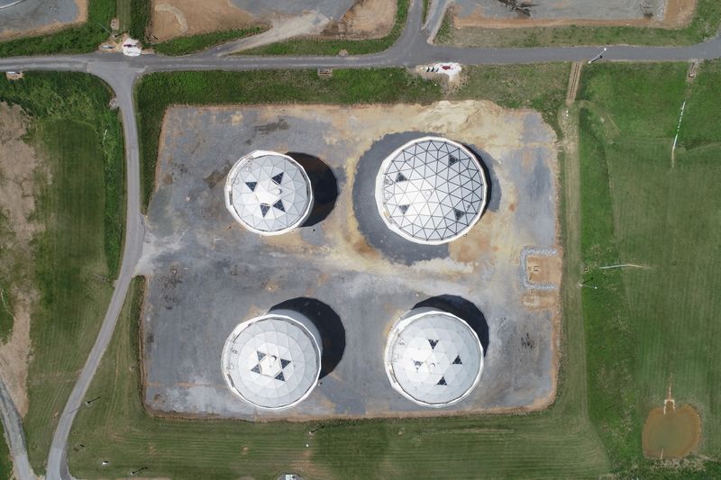 © Reuters. Holding tanks are seen in an aerial photograph at Colonial Pipeline's Dorsey Junction Station in Woodbine, Maryland, U.S. May 10, 2021. REUTERS/Drone Base