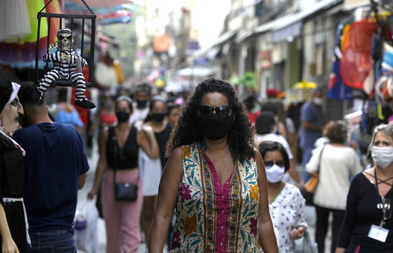 © Reuters. Consumidores fazem compras em rua comercial do Rio de Janeiro
REUTERS/Ricardo Moraes