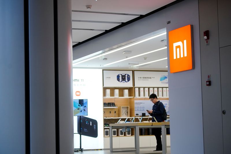 © Reuters. The Xiaomi logo is seen at a Xiaomi shop, in Shanghai, China May 12, 2021. REUTERS/Aly Song