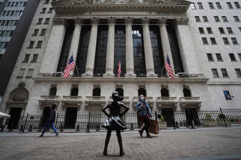 © Reuters. FILE PHOTO: The New York Stock Exchange is pictured amid the coronavirus disease (COVID-19) pandemic in the Manhattan borough of New York City, New York, U.S., April 16, 2021. REUTERS/Carlo Allegri