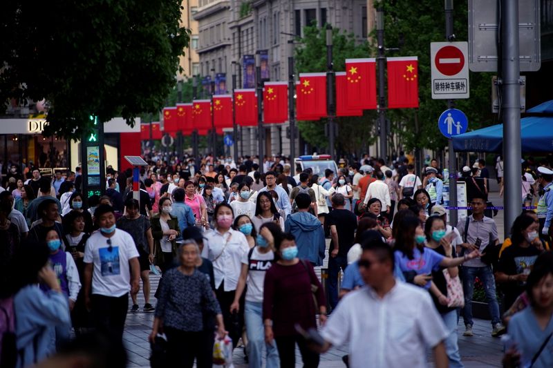 &copy; Reuters. Pedestres caminham em área comercial de Xangai, China
10/05/2021 REUTERS/Aly Song
