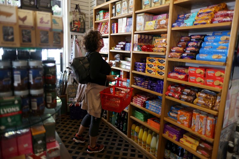 © Reuters. Paula Jarvis, 61, buys biscuits at the King's Head pub as Los Angeles County moves into the least restrictive yellow coronavirus disease (COVID-19) disease reopening tier, in Santa Monica, California, U.S., May 6, 2021. REUTERS/Lucy Nicholson/Files