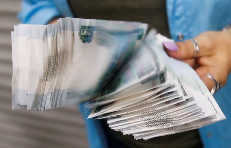 &copy; Reuters. An employee holds 1000 Russian Roubles notes at Goznak printing factory in Moscow, Russia July 11, 2019. REUTERS/Maxim Shemetov
