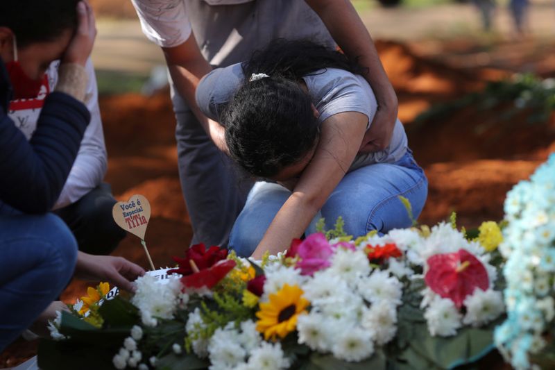 &copy; Reuters. Mulher chora durante funeral da mãe, que morreu com suspeita de Covid-19, no cemitério de Vila Formosa, em São Paulo
06/08/2020 REUTERS/Amanda Perobelli