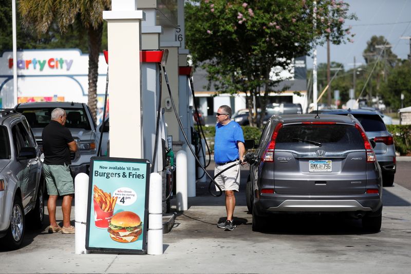 &copy; Reuters. People fill up their gas tanks at a Wawa gas station, after a cyberattack crippled the biggest fuel pipeline in the country, run by Colonial Pipeline, in Tampa, Florida, U.S., May 12, 2021. REUTERS/Octavio Jones