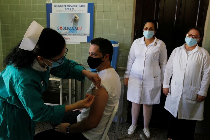 &copy; Reuters. Voluntários recebem dose de vacina experimental cubana Soberana-02 em Havana, Cuba
31/3/2021 Jorge Luis Banos/Pool via REUTERS
