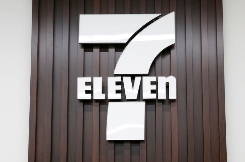 © Reuters. FILE PHOTO: The logo of 7-Eleven is seen at a 7-Eleven convenience store in Tokyo