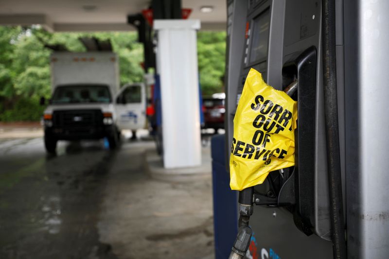 © Reuters. Bagged pump nozzle notifies motorists that it no longer has fuel during fuel run in Chapel Hill, North Carolina