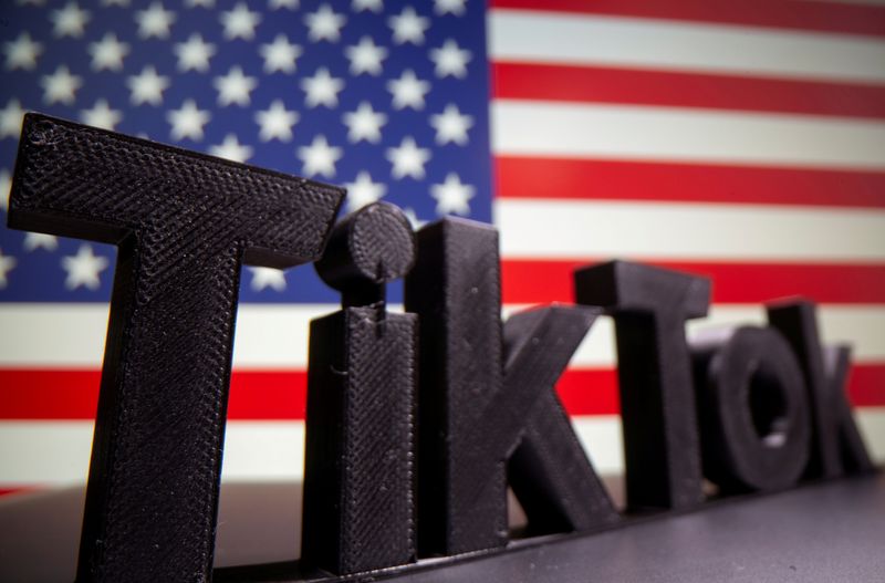 &copy; Reuters. FOTO DE ARCHIVO: Un logotipo de Tik Tok impreso en 3D frente a la bandera de los EEUU. En esta ilustración tomada el 6 de octubre de 2020. REUTERS/Dado Ruvic/Illustration//File Photo