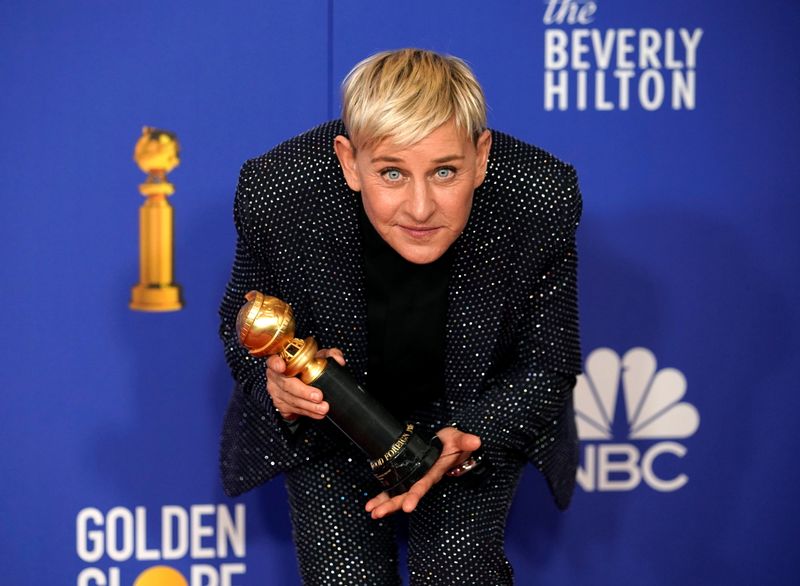 &copy; Reuters. Ellen DeGeneres posa para foto com prêmio Carol Burnett em Beverly Hills
05/01/2020 REUTERS/Mike Blake