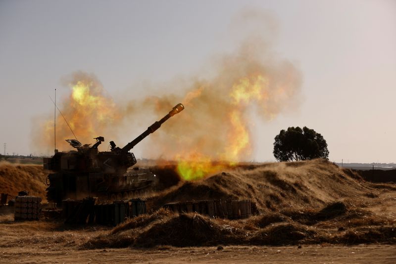 © Reuters. An Israeli mobile artillery unit fires near the border between Israel and the Gaza Strip, May 12, 2021. REUTERS/Amir Cohen