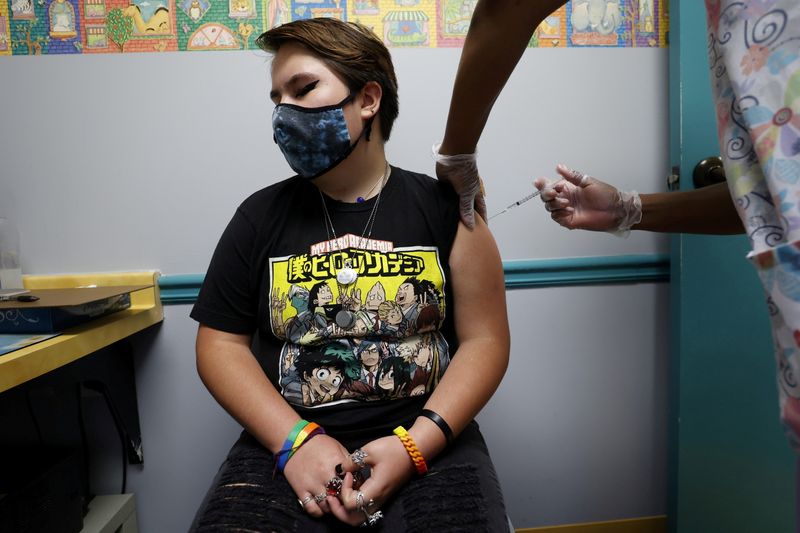 © Reuters. Grace Peterson, 14, is inoculated with Pfizer's vaccine against coronavirus disease (COVID-19) after Georgia authorized the vaccine for ages over 12 years, at Dekalb Pediatric Center in Decatur, Georgia, U.S. May 11, 2021.   REUTERS/Chris Aluka Berry  