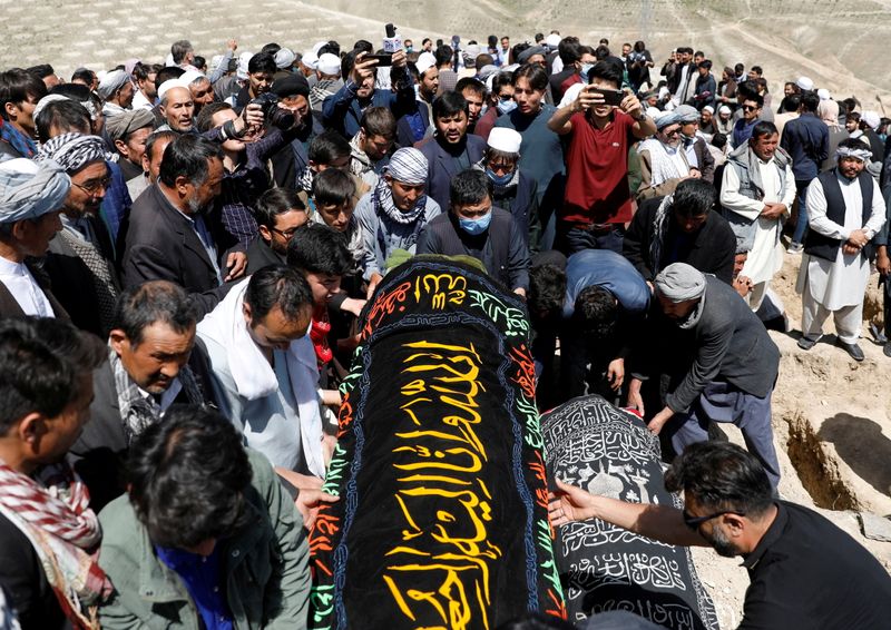 &copy; Reuters. FILE PHOTO: Afghan men prepare victims' coffins for a mass funeral ceremony a day after explosion in Kabul, Afghanistan May 9, 2021. REUTERS/Stringer