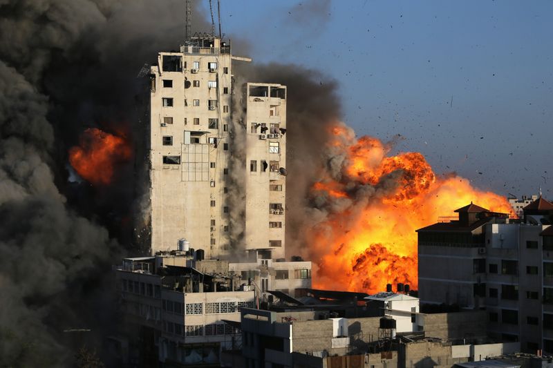 &copy; Reuters. Chamas e fumaça são vistas após ataque de Israel na Cidade de Gaza
12/05/2021
REUTERS/Ibraheem Abu Mustafa
