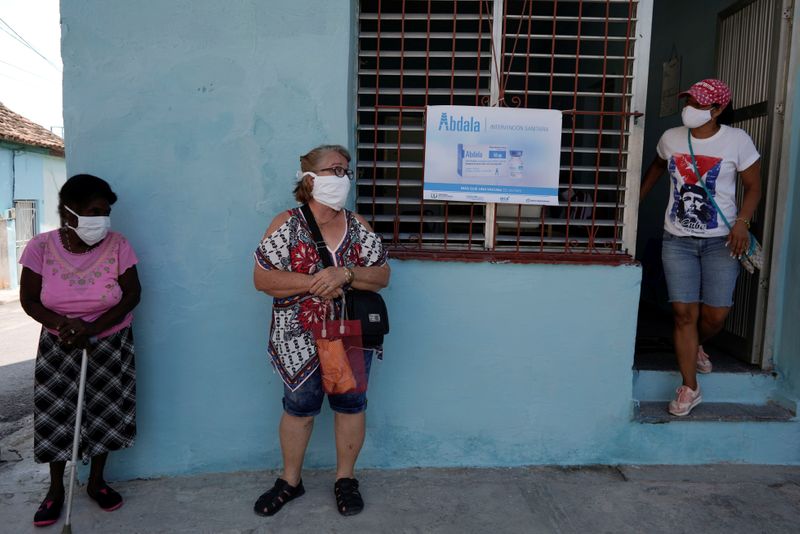 &copy; Reuters. Pessoas aguardam vacinação em Havana
 12/5/2021   REUTERS/Alexandre Meneghini