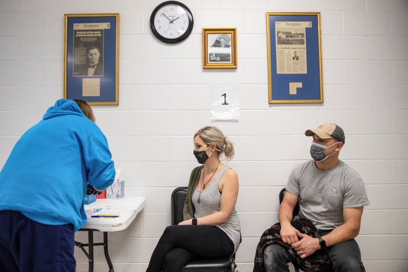 &copy; Reuters. FILE PHOTO: Stefanie Dunahay, 39, and Matt Dunahay, 39, wait to receive their coronavirus disease (COVID-19) vaccine as vaccine eligibility expands to anyone over the age of 16 at the Bradfield Community Center through Health Partners of Western Ohio in L
