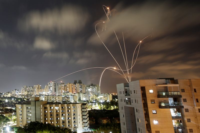 &copy; Reuters. الدفاعات الإسرائيلية تتصدى لصواريخ من قطاع غزة في 12 مايو أيار 2021. تصوير: أمير كوهين - رويترز