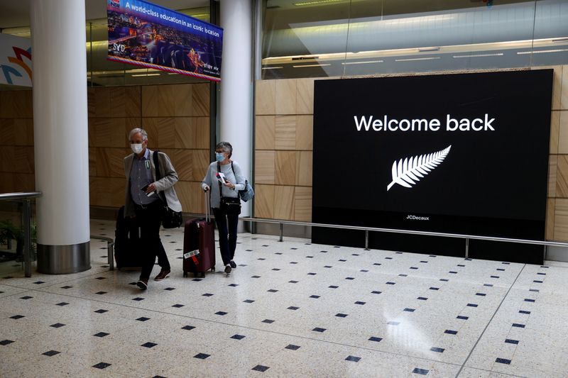 &copy; Reuters. FILE PHOTO: Passengers arrive from New Zealand after the Trans-Tasman travel bubble opened overnight, following an extended border closure due to the coronavirus disease (COVID-19) outbreak, at Sydney Airport in Sydney, Australia, October 16, 2020. REUTER
