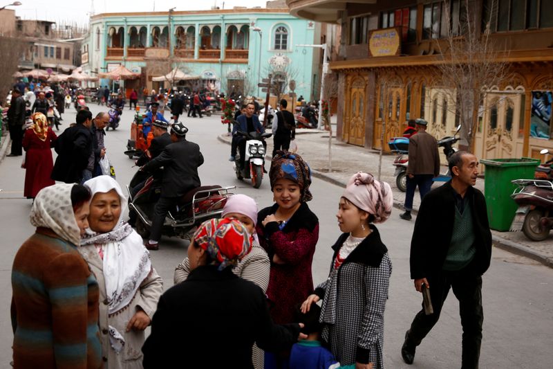 &copy; Reuters. FILE PHOTO: People mingle in the old town of Kashgar, Xinjiang Uighur Autonomous Region, China, March 22, 2017.  REUTERS/Thomas Peter/File Photo
