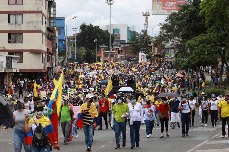 &copy; Reuters. Manifestantes salen a las calles en protestas antigubernamentales exigiendo el fin de la violencia policial, apoyo económico y el retiro de una reforma de salud, en Cali, Colombia, Mayo 12, 2021. REUTERS/Juan B Diaz. NO REVENTA. NO ARCHIVO