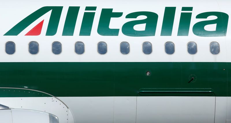 &copy; Reuters. Velivolo Alitalia presso l'aeroporto di Fiumicino. Roma, Italia, 15 aprile 2021 REUTERS/Remo Casilli