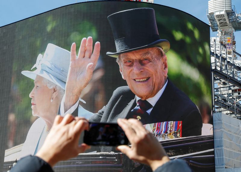 &copy; Reuters. FILE PHOTO: A screen in Piccadilly Circus displays images of Britain's Prince Philip, husband of Queen Elizabeth, who died at the age of 99, in London, Britain, April 17, 2021.  REUTERS/Paul Childs    