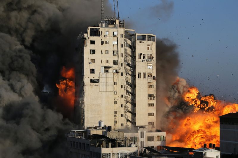 &copy; Reuters. Smoke and flames rise from a tower building as it is destroyed by Israeli air strikes amid a flare-up of Israeli-Palestinian violence, in Gaza City May 12, 2021. REUTERS/Ibraheem Abu Mustafa