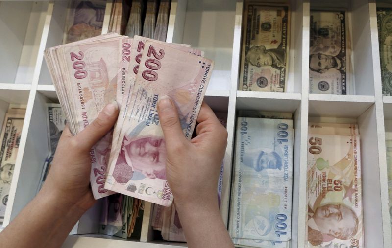 &copy; Reuters. رجل يعد أوراقا مالية من الليرة التركية في وسط اسطنبول بصورة من أرشيف رويترز.