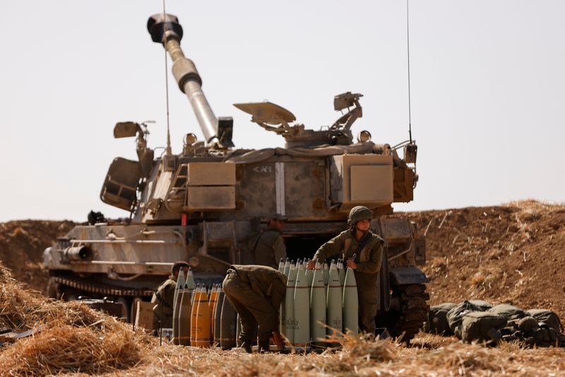 &copy; Reuters. Les forces armées israéliennes se massaient jeudi près de la bande de Gaza où elles préparent une intervention au sol après une nouvelle nuit de violences. /Photo prise le 12 mai 2021/REUTERS/Amir Cohen