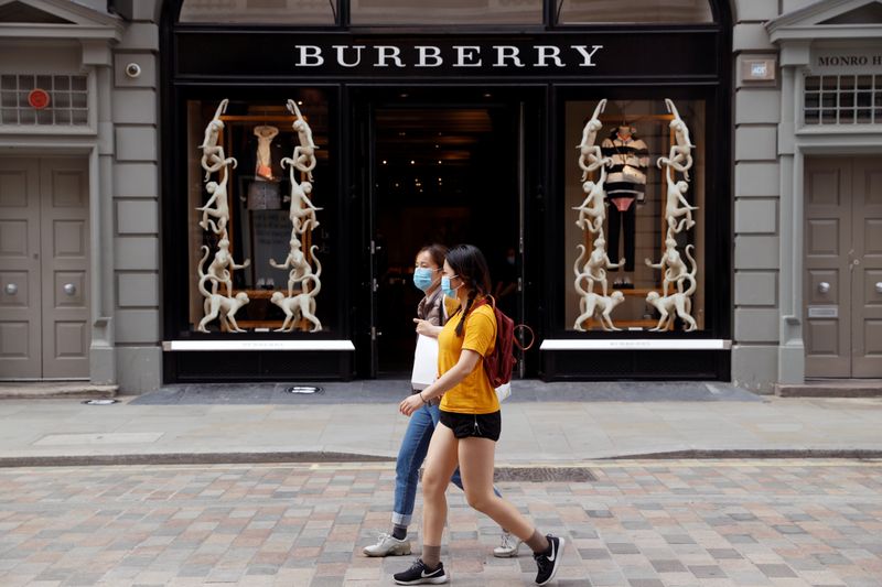 &copy; Reuters. FILE PHOTO: People wearing protective masks walk past a Burberry store at Covent Garden, following the outbreak of the coronavirus disease (COVID-19) in London, Britain June 15, 2020. REUTERS/John Sibley