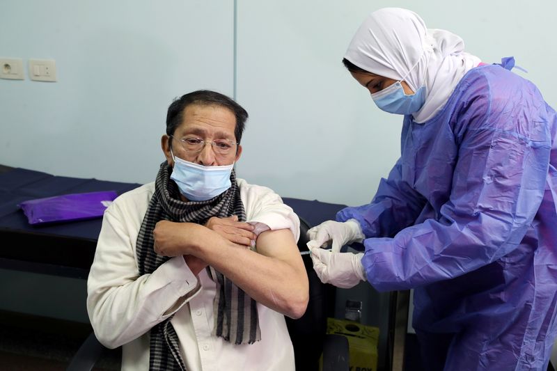 &copy; Reuters. رجل يتلقى جرعة من لقاح فيروس كورونا في القاهرة يوم الرابع من مارس آذار 2021. تصوير: محمد عبد الغني - رويترز