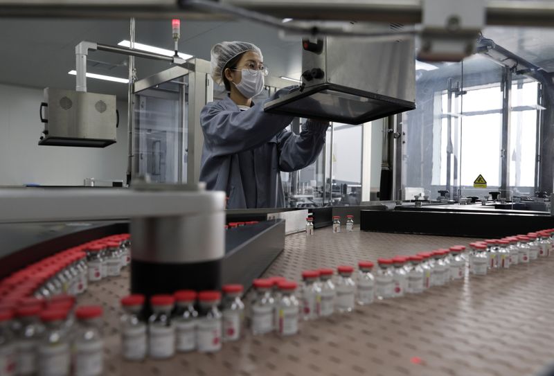 &copy; Reuters. Una empleada trabaja en la línea de producción de la vacuna de CanSino Biologics Inc contra COVID-19 en Tianjin