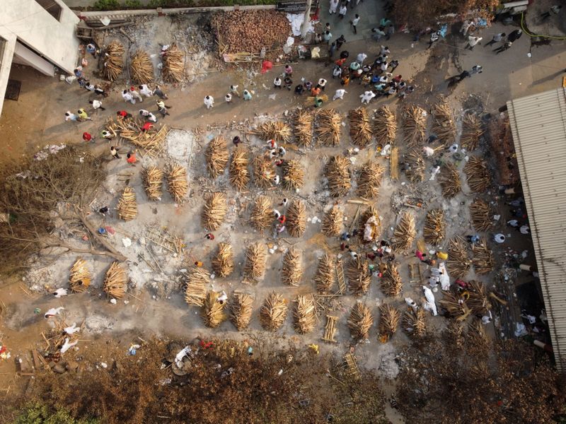 &copy; Reuters. FILE PHOTO: The grounds are prepared for mass cremation of coronavirus disease (COVID-19) victims in New Delhi, India, April 28, 2021.  REUTERS/Danish Siddiqui/File Photo