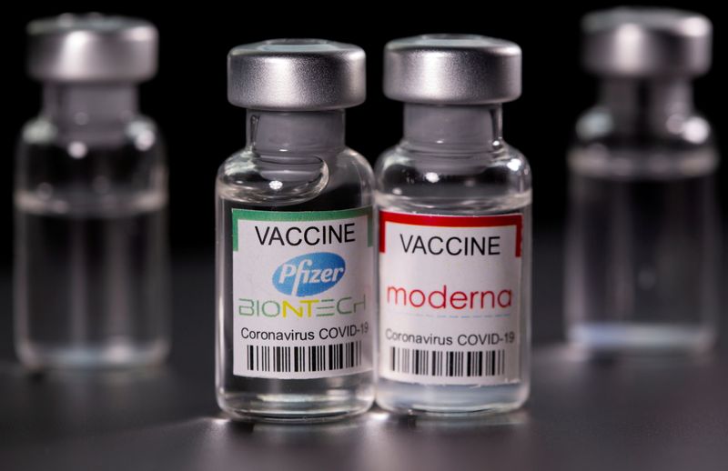 &copy; Reuters. FILE PHOTO: Picture illustration of vials with Pfizer-BioNTech and Moderna coronavirus disease (COVID-19) vaccine labels