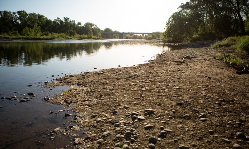 © Reuters. The drought-stricken American River is pictured near the Glenbrook Park River Access near Sacramento,California, U.S., May 10, 2021. Picture taken May 10, 2021.  REUTERS/Nina Riggio NO RESALES. NO ARCHIVES