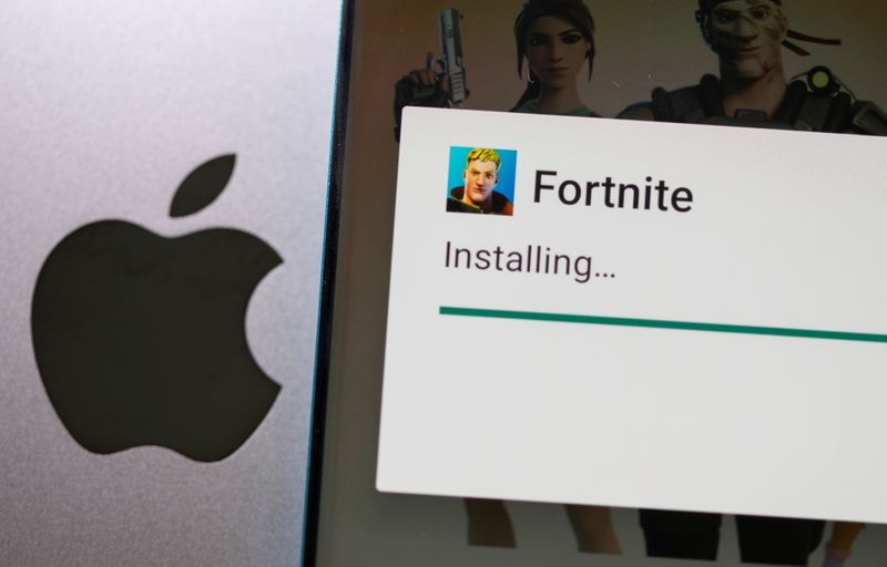 &copy; Reuters. FILE PHOTO: Fortnite installing on Android is seen in front of Apple logo in this illustration