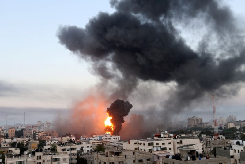 &copy; Reuters. Fumaça e chamas em Gaza durante ataque aéreo de Israel
12/05/2021 REUTERS/Ibraheem Abu Mustafa