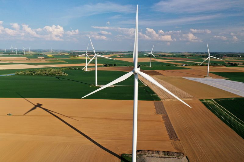 &copy; Reuters. FILE PHOTO: An aerial view shows power-generating windmill turbines in a wind farm in Graincourt-les-Havrincourt, France