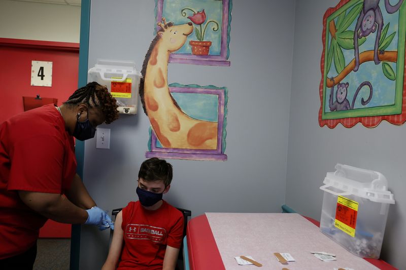 &copy; Reuters. FILE PHOTO: Aidan Mohl, 13, is inoculated with Pfizer's vaccine by Registered Medical Assistant Melissa Dalton at Dekalb Pediatric Center in Decatur, Georgia, May 11, 2021.   REUTERS/Chris Aluka Berry/File Photo