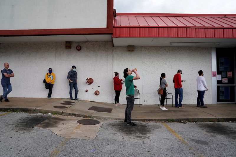 &copy; Reuters. أشخاص يصطفون لتقديم طلبات للحصول إعانة البطالة وسط أزمة جائحة فيروس كورونا بولاية آركنسو يوم 6 أبريل نيسان 2020. تصوير: نيك أكسفورد - رويترز.
