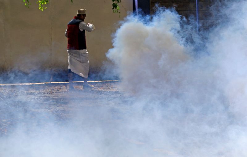 © Reuters. متظاهر مؤيد لفلسطين يمر بجوار قنبلة غاز مسيل للدموع أطلقها رجال الشرطة لتفريق محتجين في نيروبي يوم الخميس. تصوير: مونيكاه موانجي - رويترز