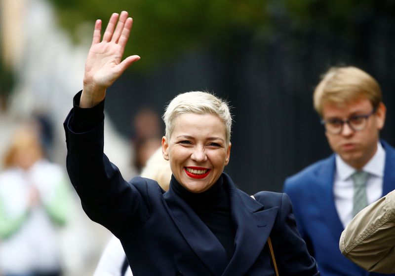 &copy; Reuters. Belarusian opposition politician Maria Kolesnikova waves as she arrives for questioning at the Investigative Committee in Minsk, Belarus August 27, 2020. REUTERS/Vasily Fedosenko
