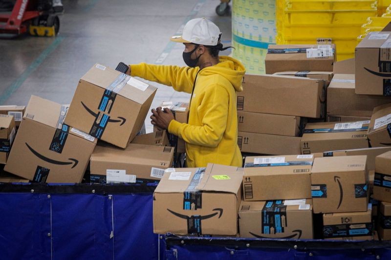 © Reuters. FILE PHOTO: Amazon's JFK8 distribution center in Staten Island, New York City