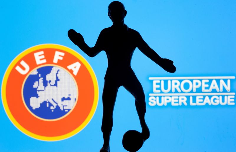 &copy; Reuters. Figura em metal de jogador de futebol em frente ao logo da Uefa e dos dizeres "Superliga Europeia" em foto de ilustração
20/04/2021 REUTERS/Dado Ruvic