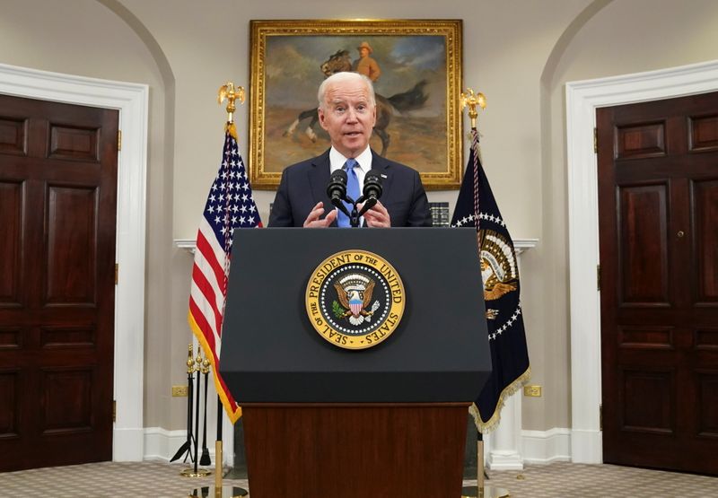 © Reuters. U.S. President Joe Biden speaks about the Colonial Pipeline shutdown at the White House in Washington, U.S., May 13, 2021. REUTERS/Kevin Lamarque