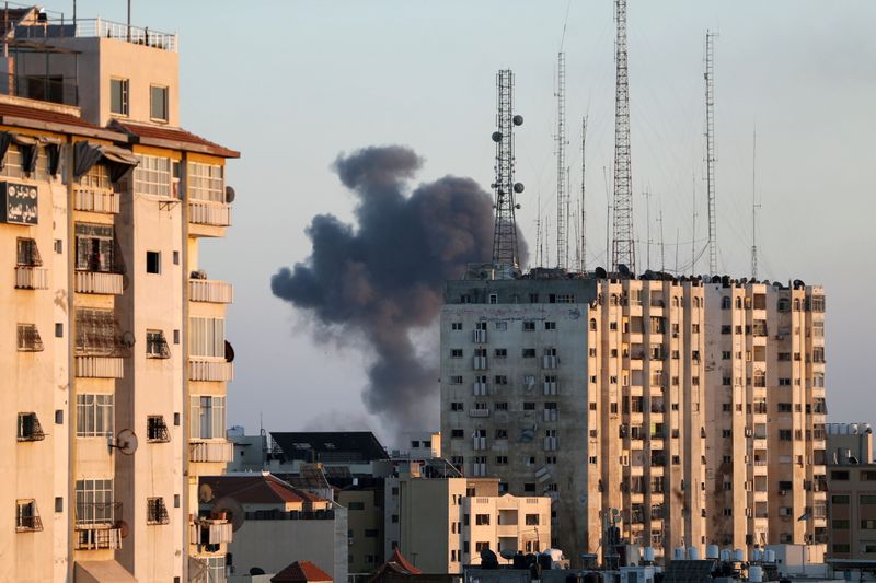 © Reuters. الدخان يتصاعد بفعل ضربة جوية إسرائيلية في مدينة غزة يوم الخميس. تصوير: إبراهيم أبو مصطفى - رويترز.