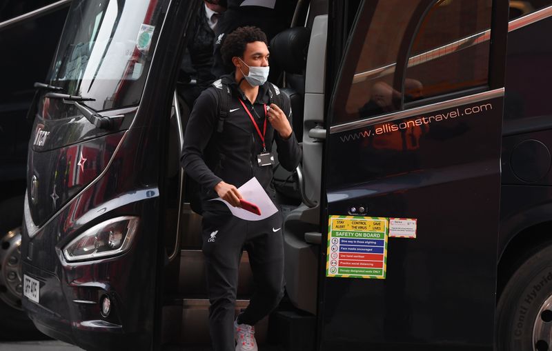 © Reuters. ترينت ألكسندر-أرنولد لاعب ليفربول لدى وصول الفريق إلى ملعب مانشستر يونايتد يوم الخميس. صورة من ممثل لوكالات الأنباء تستخدم في الأغراض التحريرية فقط. 
