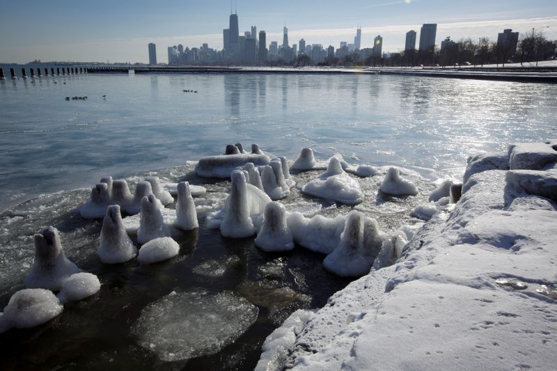 &copy; Reuters. FILE PHOTO: Ice covers the shore of Lake Michigan in Chicago
