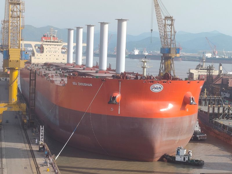 &copy; Reuters. Primeiro navio mineraleiro do mundo equipado com velas rotativas em foto no porto de Zoushan, China 
29/04/2021
Vale/Divulgação via REUTERS